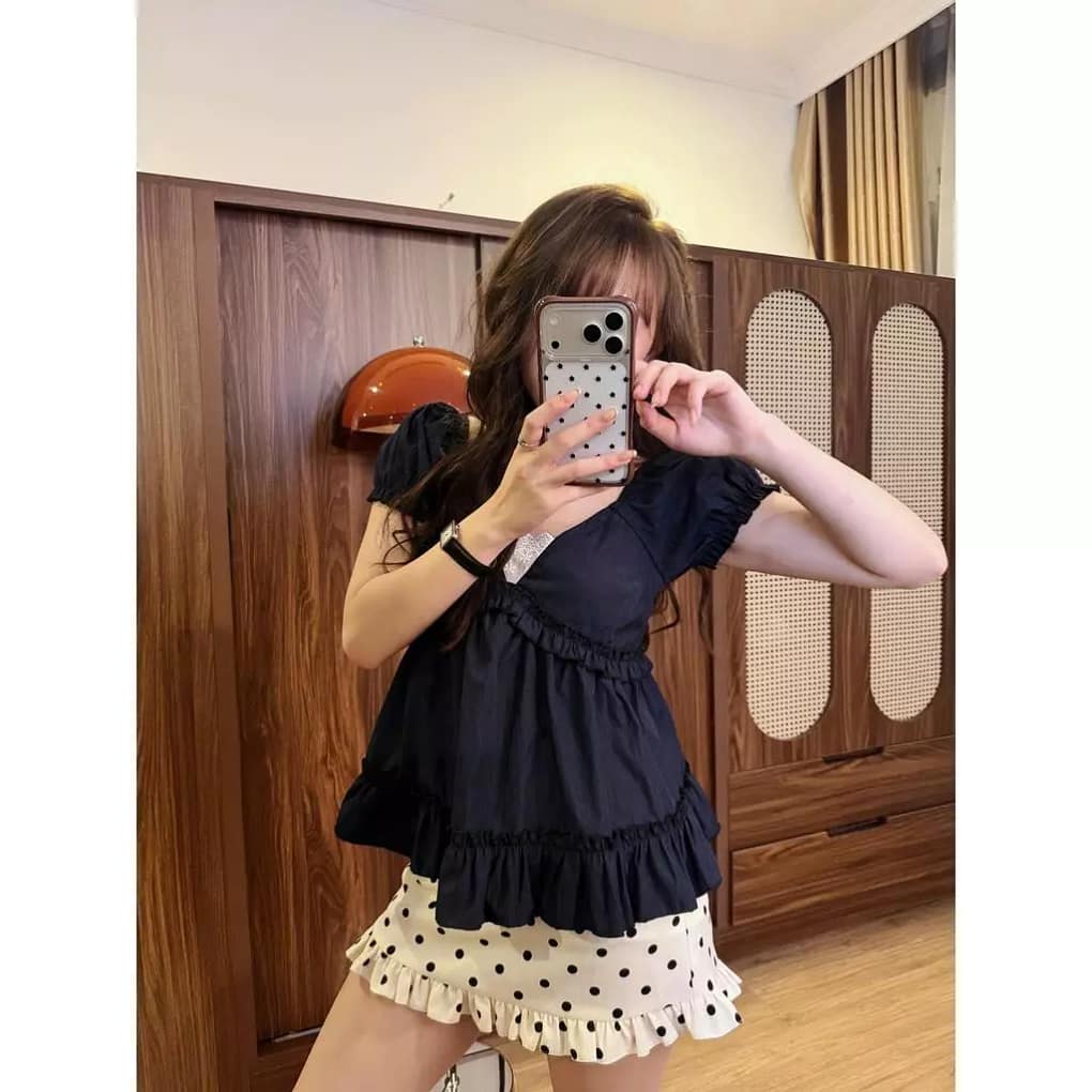 Áo Babydoll Viền Bèo Cổ V mang đến vẻ ngoài nữ tính, trẻ trung và dễ phối đồ. Khám phá Top 10 mẫu áo đẹp, đa dạng phong cách, phù hợp đi chơi, dạo phố và du lịch.