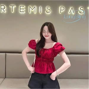 Áo đỏ tay phồng giúp cân đối phần vai và eo, phối quần short tạo cảm giác năng động, phù hợp cho dáng chubby đi chơi