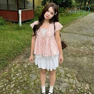 outfit Hàn Quốc áo hoa nhí màu hồng phối váy trắng phong cách bánh bèo