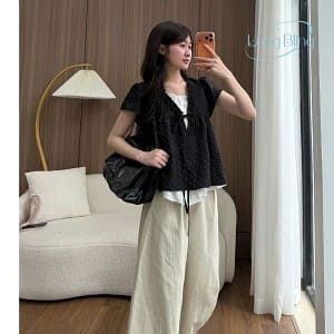 outfit Hàn Quốc áo đen chấm bi phối quần ống rộng phong cách thanh lịch