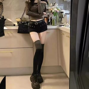 Quần short denim thấp eo đinh tán nữ gợi cảm cá tính năm 2026