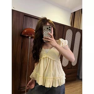 Áo Babydoll Viền Bèo Cổ V mang đến vẻ ngoài nữ tính, trẻ trung và dễ phối đồ. Khám phá Top 10 mẫu áo đẹp, đa dạng phong cách, phù hợp đi chơi, dạo phố và du lịch.