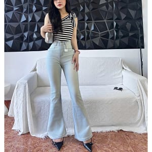 Khám phá Top 10 quần jean nữ cạp cao ôm mông Q005 đẹp năm 2026. Thiết kế quần ống loe tôn dáng, trẻ trung, cá tính và dễ phối đồ.
