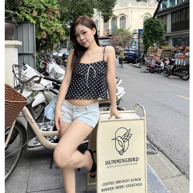 Áo hai dây chấm bi phối nơ tạo điểm nhấn - Ảnh 3